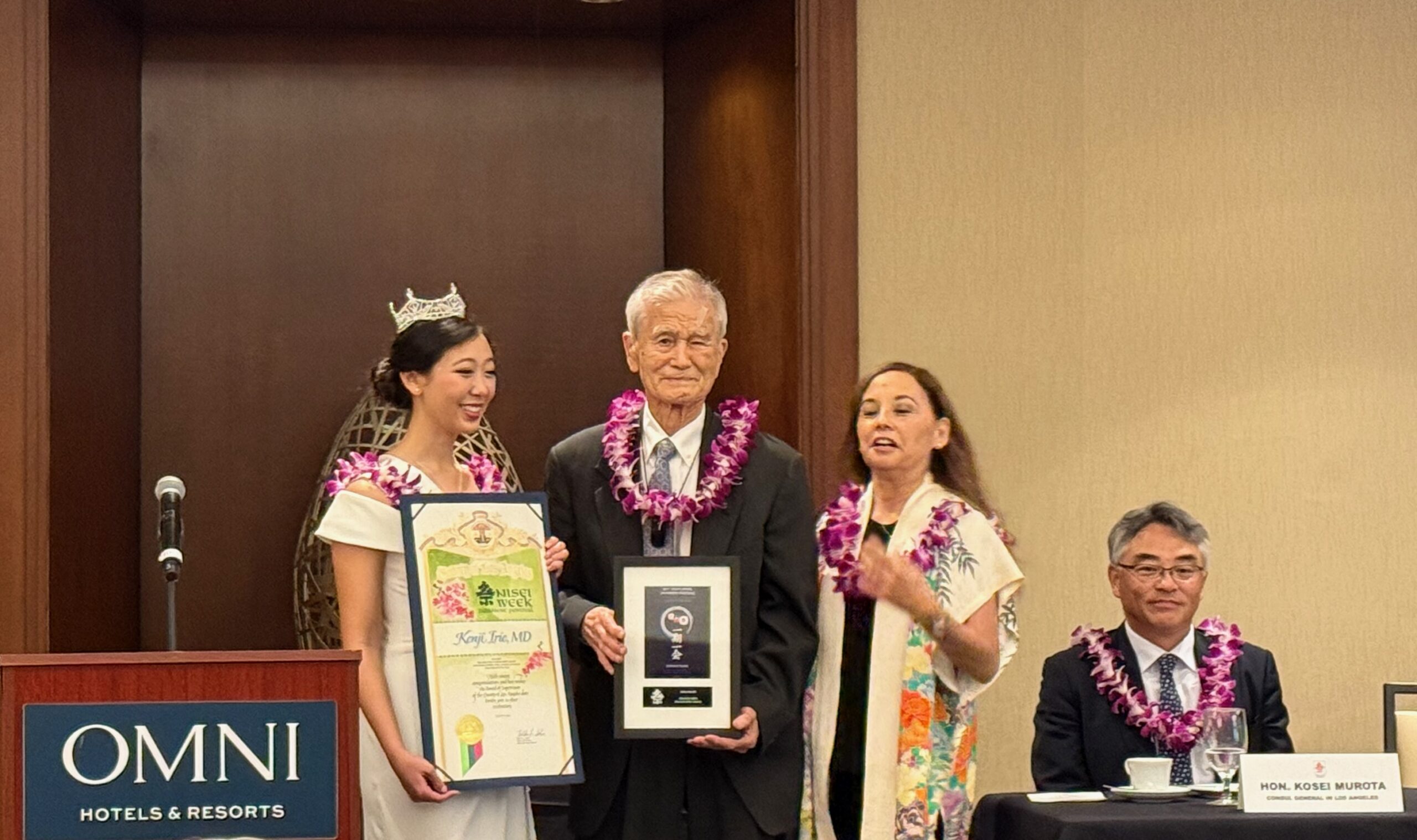 Pioneer Spirit award at Nisei wk given to Dr. Kenji Irie, with Karen Kimiko Chu, Helen Ota & Consulate Gen Murota